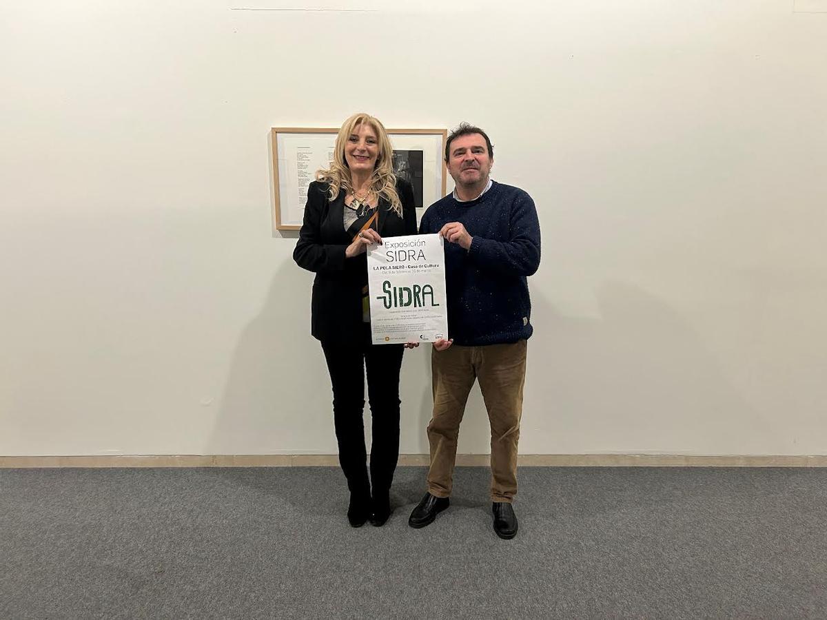 Aurora Cienfuegos con Fermín Santos, comisario de la exposición.