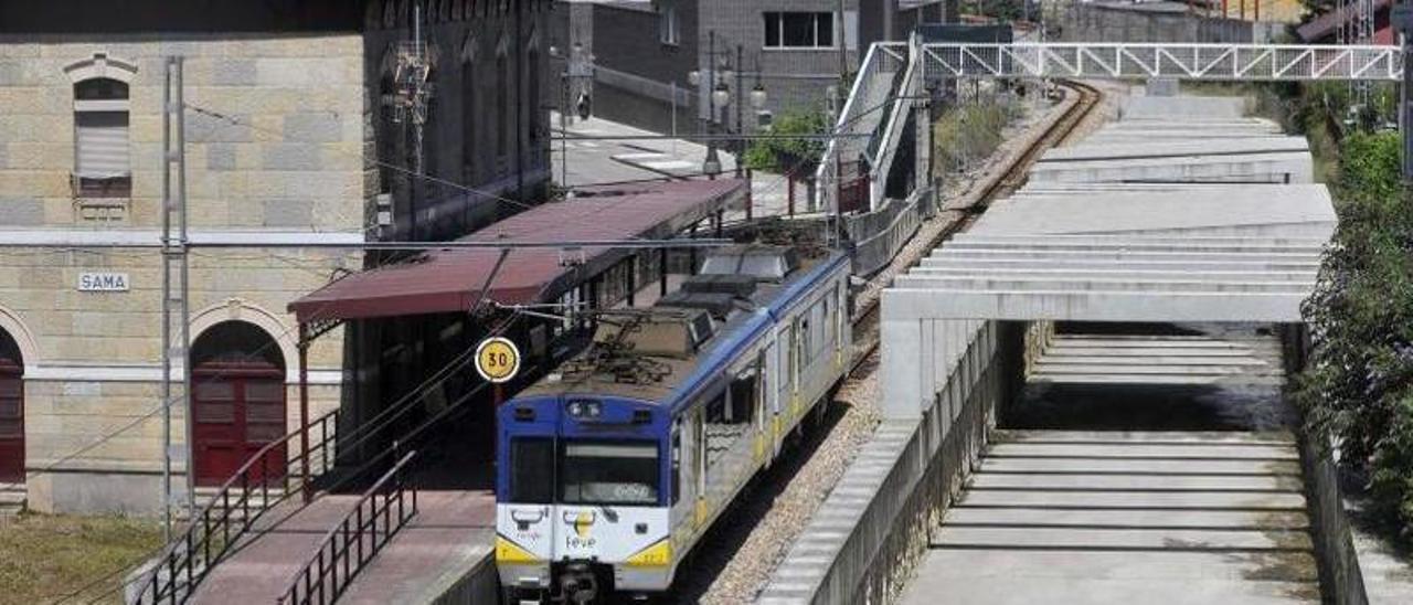 Un tren parado en la estación de Sama. | LNE