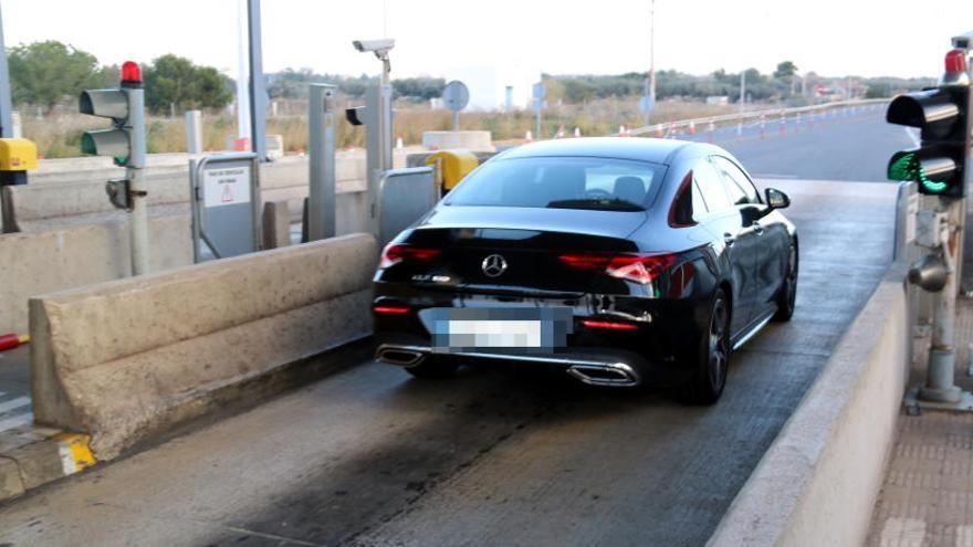 Un vehicle que creua el peatge de l&#039;Aldea amb les barreres aixecades