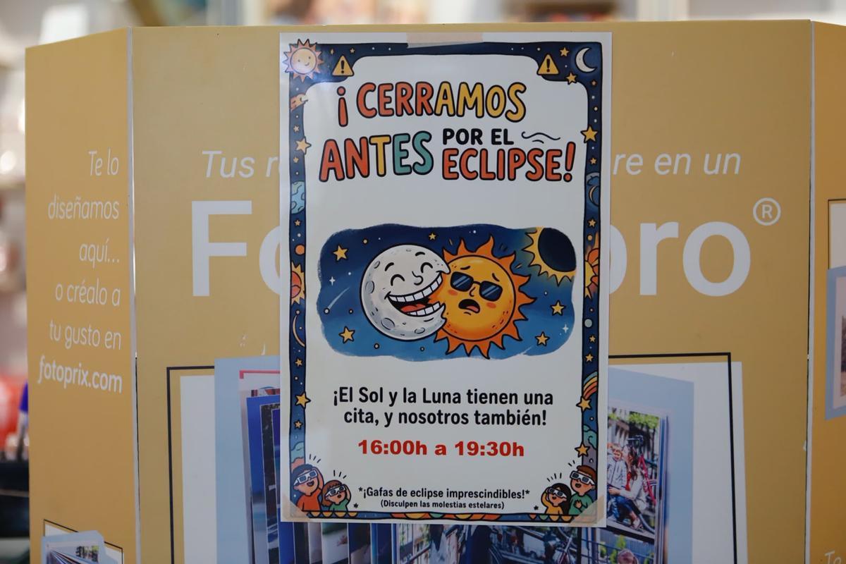 Cartel anunciando el adelanto del cierre este miércoles, en una tienda de Fotoprix en Zaragoza.