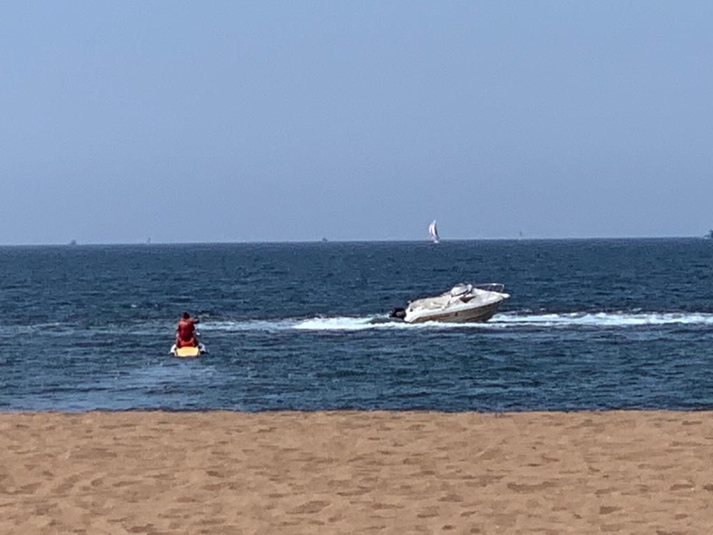 En imágenes: Cae al agua y su embarcación navega sin rumbo por la playa de Poniente
