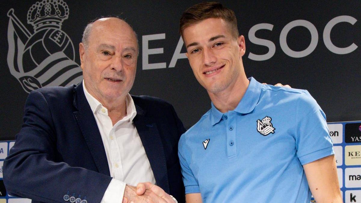 Luka Sucic, posando con Ángel Oyarzun