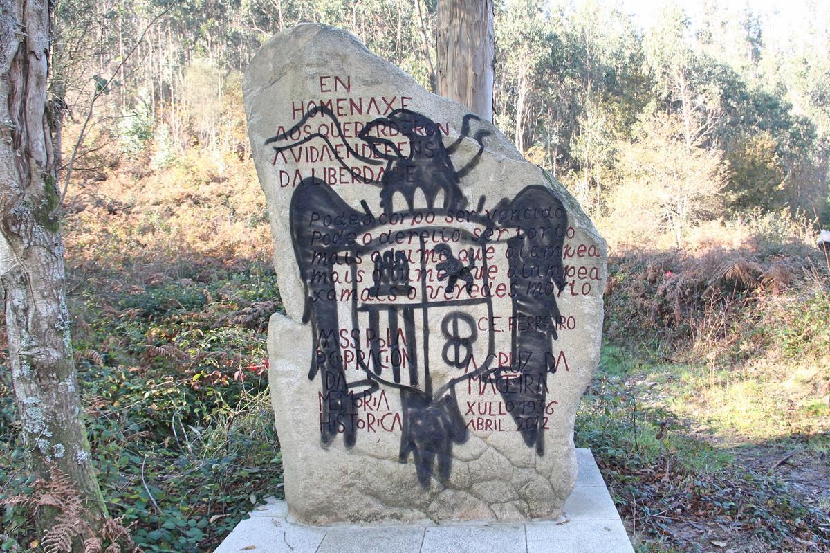 Pintada con el escudo franquista en el monolito homenaje a los represaliados del lugar Cruz da Maceira.