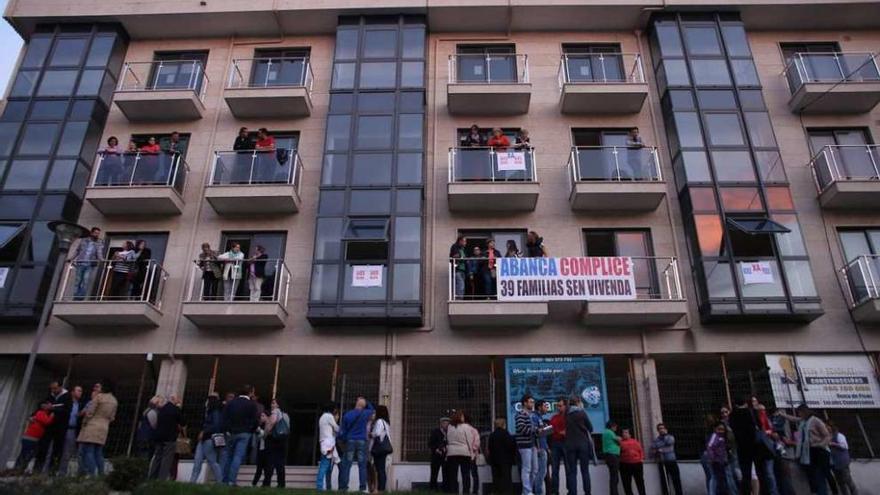Protesta de afectados de Construsilva en el edificio de la calle C en septiembre pasado. // Bernabé/Gutier