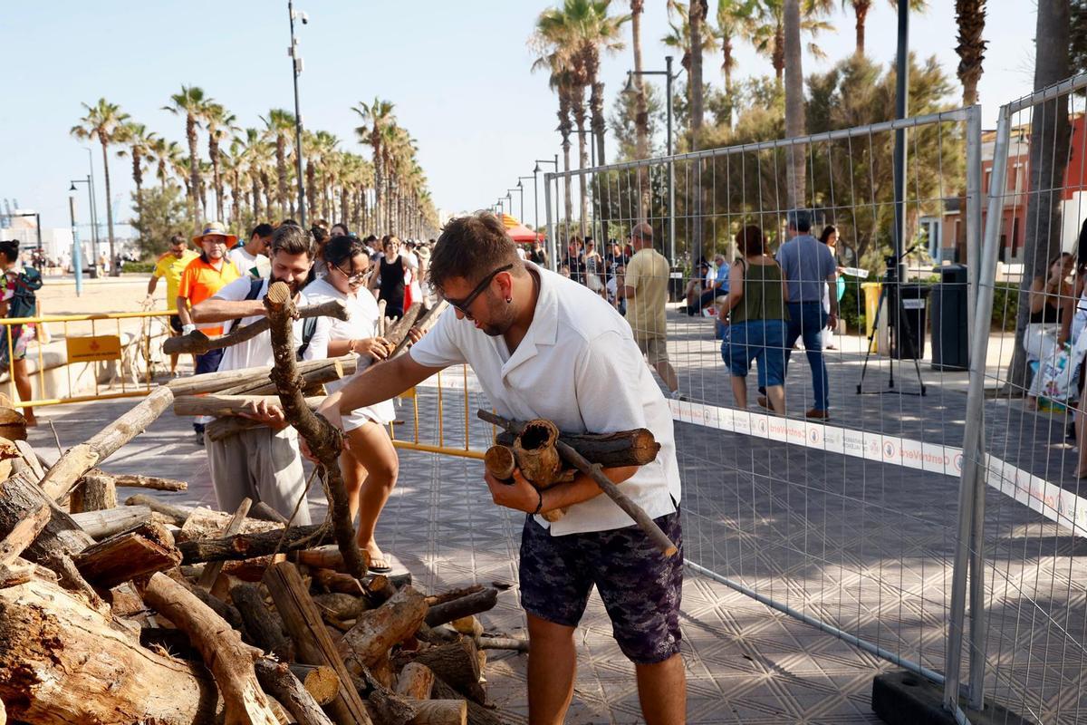 Reparto de leña para la noche de San Juan en València Reparto de leña para la noche de San Juan en València