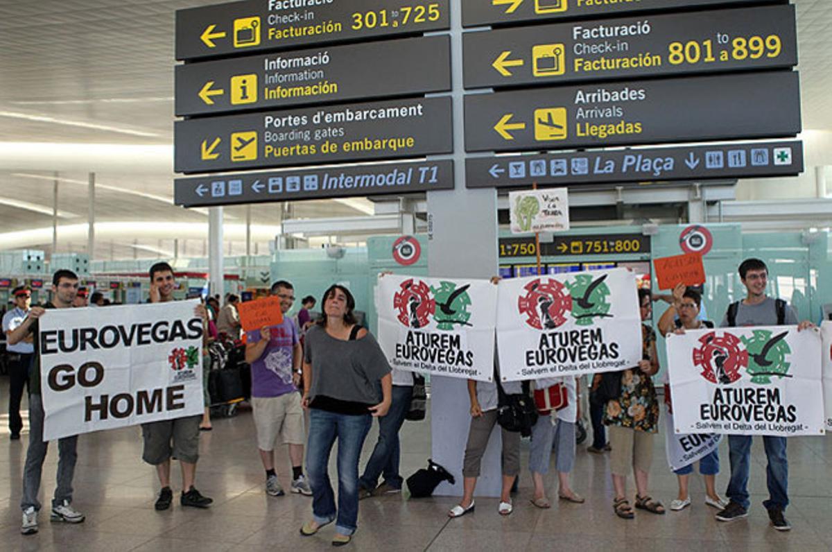 Membres de la plataforma ciutadana Stop Eurovegas s’han concentrat a l’aeroport del Prat en contra del macroprojecte.