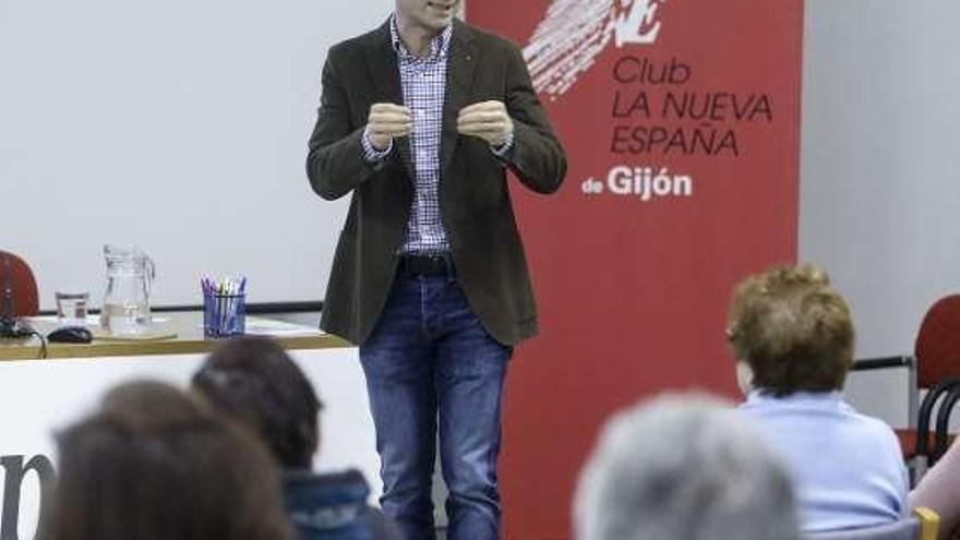 El doctor Roberto Martínez, durante su ponencia en el Club de LA NUEVA ESPAÑA de Gijón.