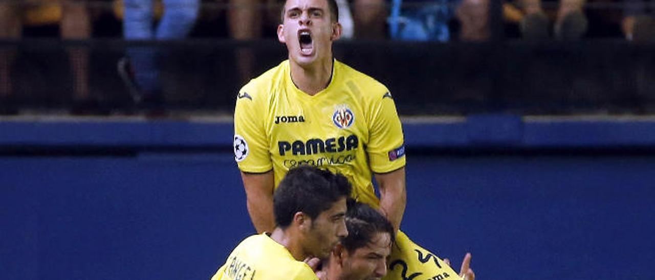 Santos Borré -arriba- y José Ángel -i- celebran un gol de Pato al Mónaco.