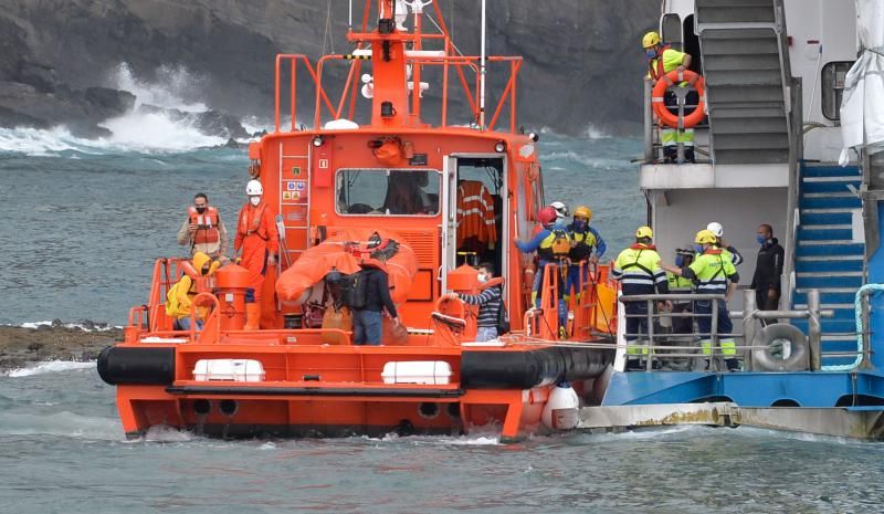 Traslado a puerto de los pasajeros del ferry encallado en Agaete