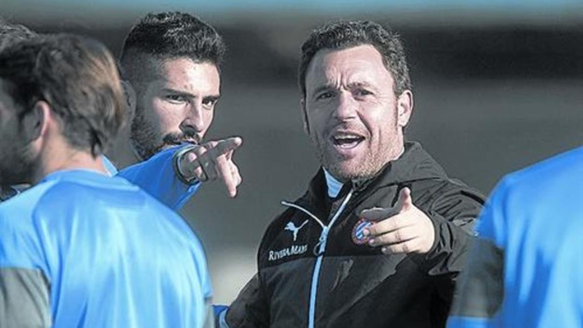 Sergio González da instrucciones en un entrenamiento del Espanyol.