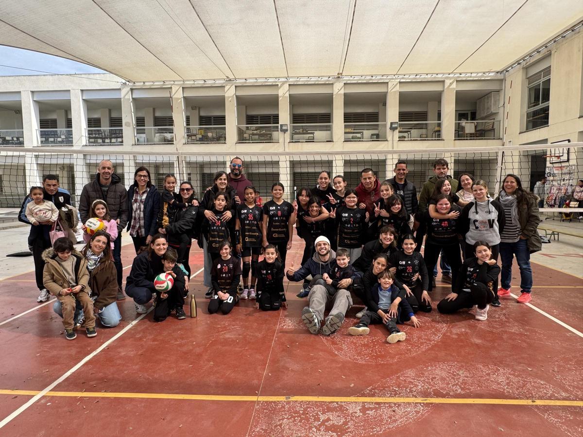 Los benjamines del CV Arenas y sus familias