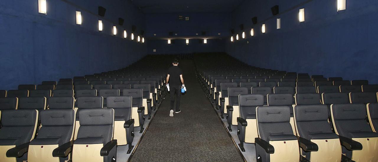 Una sala vacía antes de la proyección en los cines Aana San Juan, que han vuelto a programar películas en sesión nocturna con la ampliación del  toque de queda. | MANUEL R. SALA