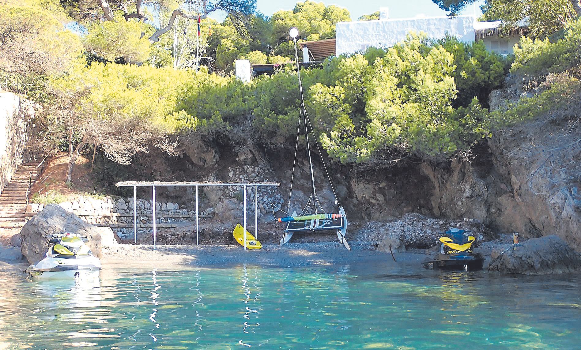 Pequeña cala de uso privado en Costa dels Pins, con aparcamientos para motos acuáticas.