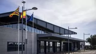 El aeropuerto menos utilizado de España no es el más deficitario: un día en la terminal Huesca-Pirineos
