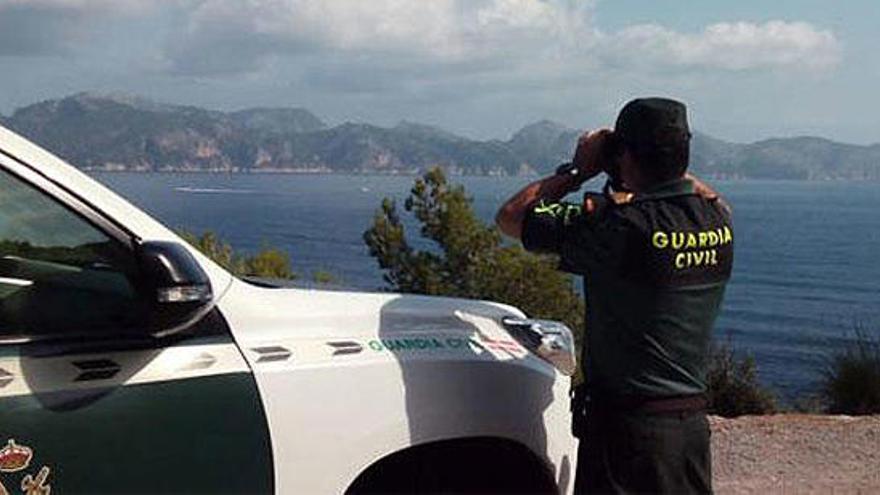 Un guardia civil otea la zona costera en la que se hundió el avión.