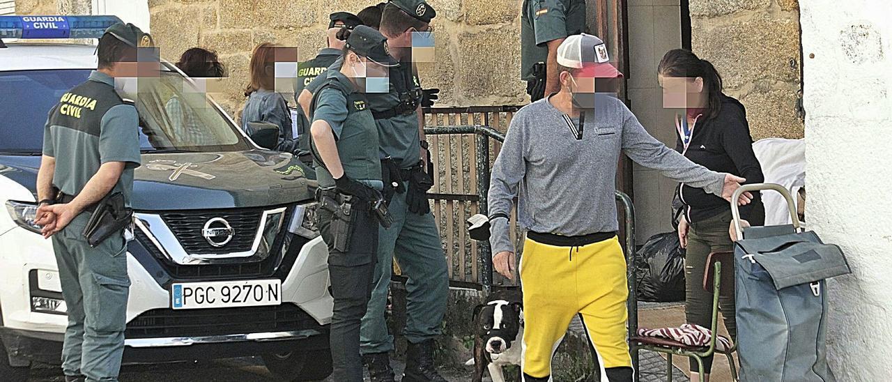 Las dos personas que okupaban la Casa dos Pobres salen, con su perro, de la vivienda en el número 48 de la calle Ensinanza.