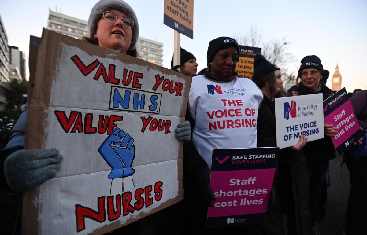 Enfermeras del sistema público de salud británico (NHS, por sus siglas en inglés), protestan frente al Hospital St. Thomas, en Londres.