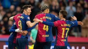 Los jugadores del Barça celebran el 4-0 marcado por Lewandowski a la Real Sociedad en Montjuïc.