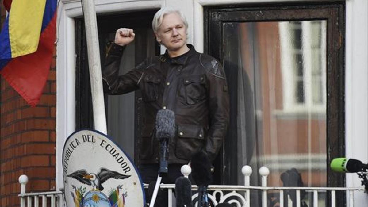 Assange saluda desde la embajada ecuatoriana.