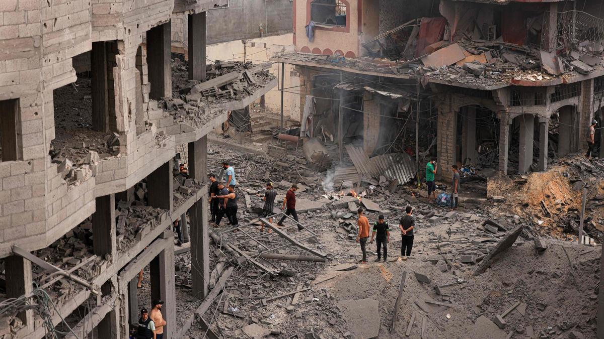 Caos y destrucción en uno de los barrios de la ciudad de la ciudad de Gaza tras un bombardeo de Israel