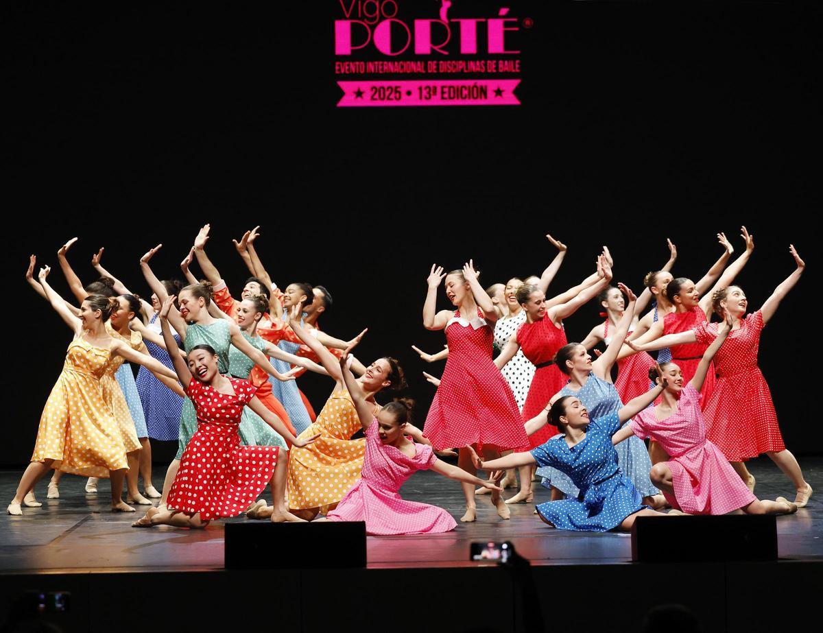 Una de las actuaciones de la categoría absoluta en el festival de baile "Vigo Porté"