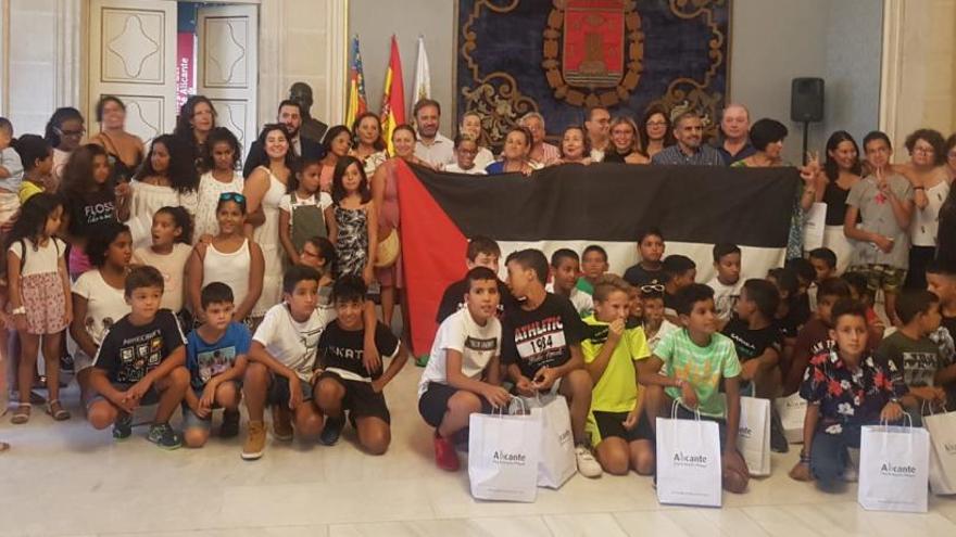 El grupo de niños saharauis durante el acto de recepción en el Ayuntamiento