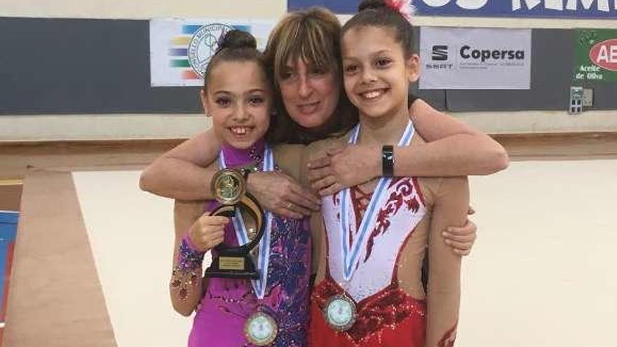 Las gimnastas del Marusia, con su entrenadora. // FdV