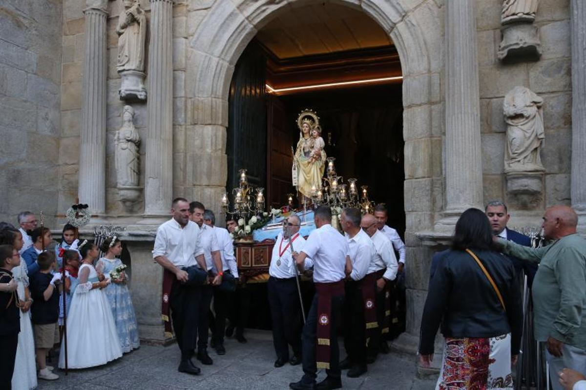 La salida de la Virgen del Carmen del templo parroquial. |   // S.A.