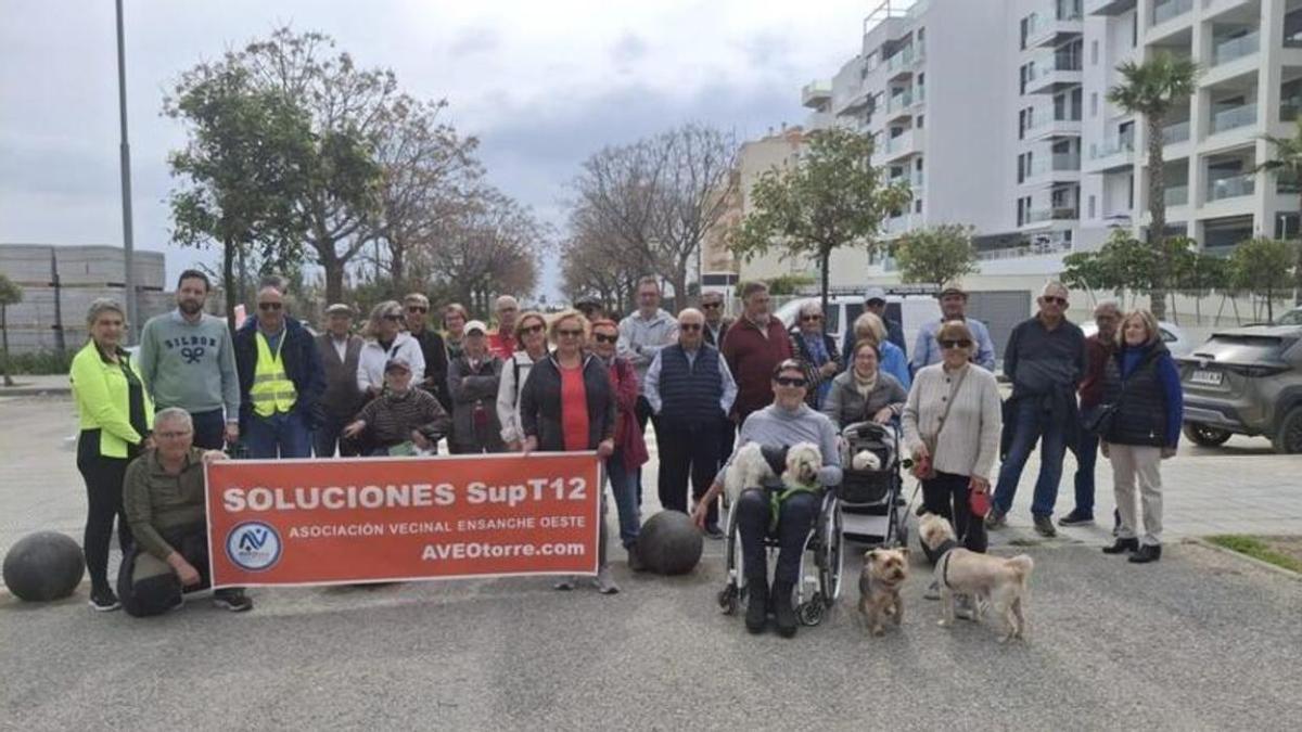 Vecinos del Ensanche de Torre del Mar se movilizan por un acceso seguro en Torre del Mar