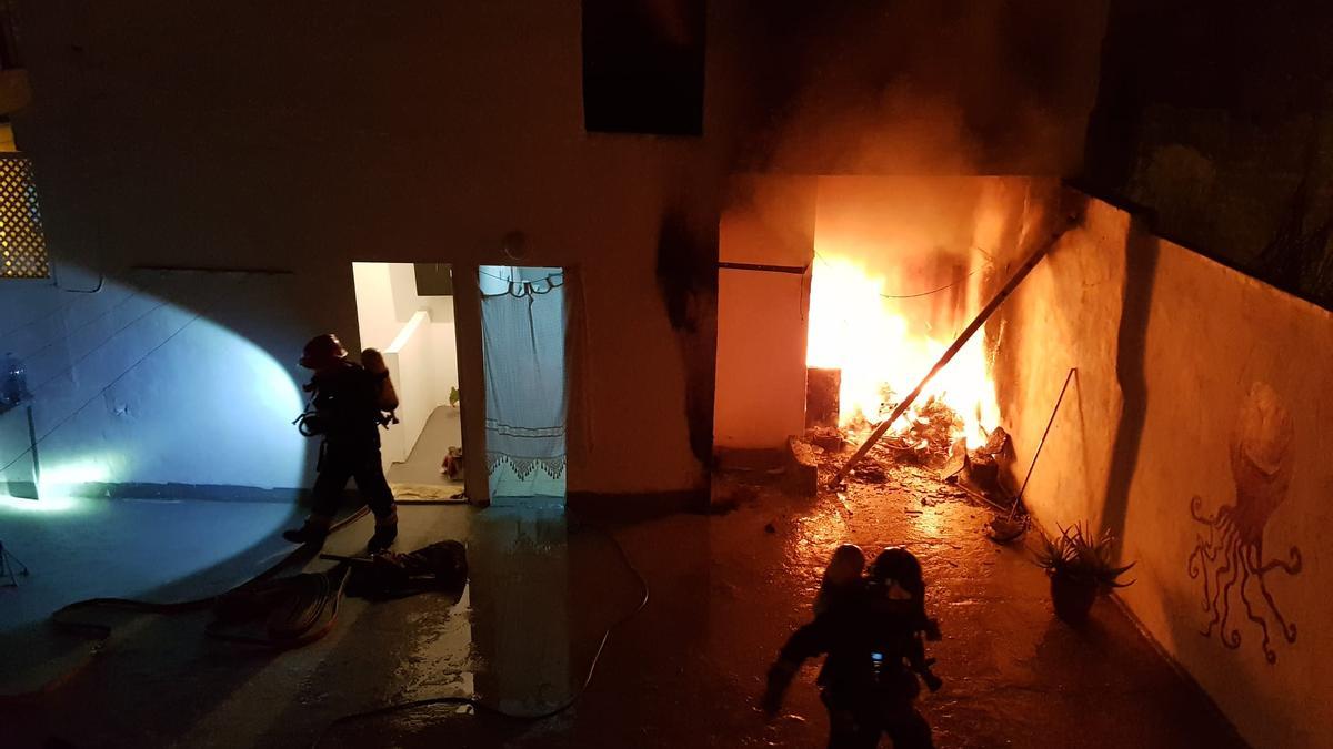 Los bomberos durante la intervención en el incendio originado en una casa de Hoya Andrea.
