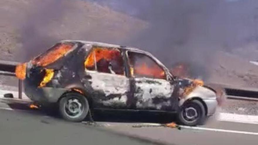 Un coche arde en la carretera de La Aldea
