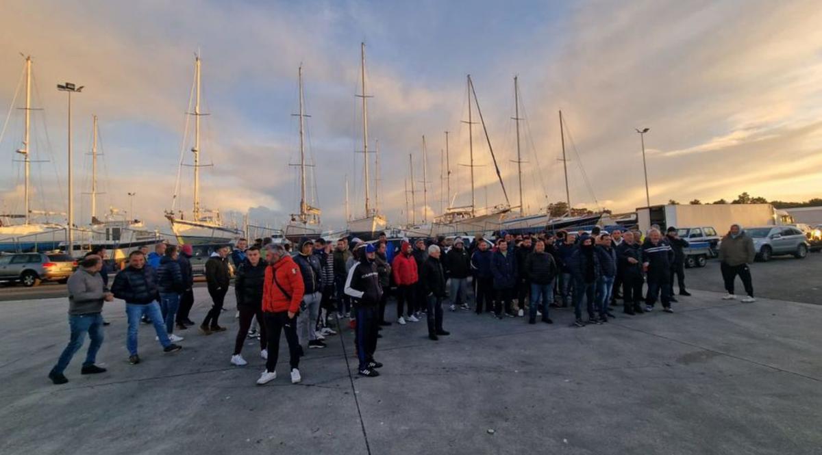 Los bateeiros concentrados en Vilanova, ayer.   | //  M. MÉNDEZ