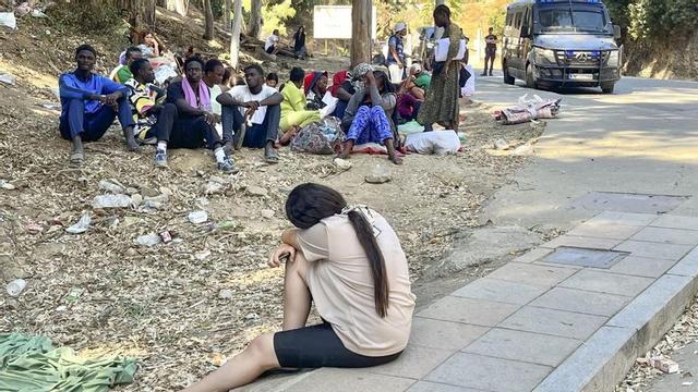 Joves migrants dormen al carrer a Ceuta a l’espera d’accedir al centre d’estada temporal de la ciutat.