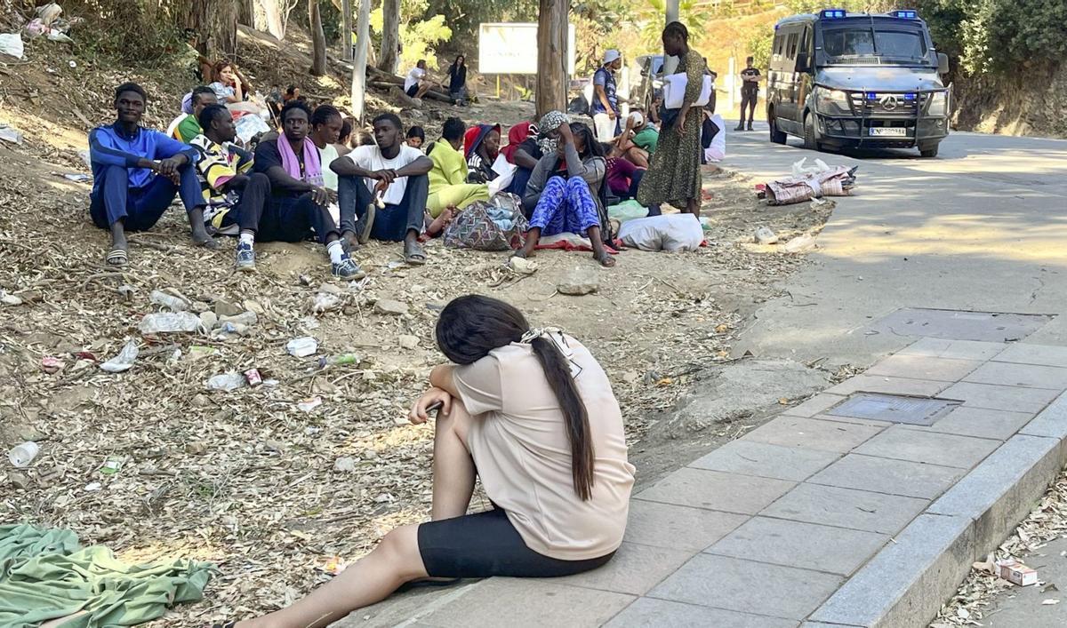 Joves migrants dormen al carrer a Ceuta a l’espera d’accedir al centre d’estada temporal de la ciutat. | REDUÁN / EFE