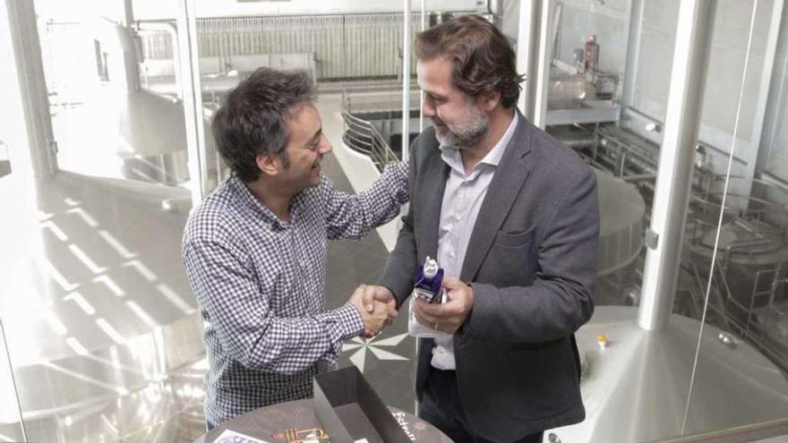 El alcalde y el consejero delegado de Hijos de Rivera, en la fábrica de la empresa, en octubre pasado.