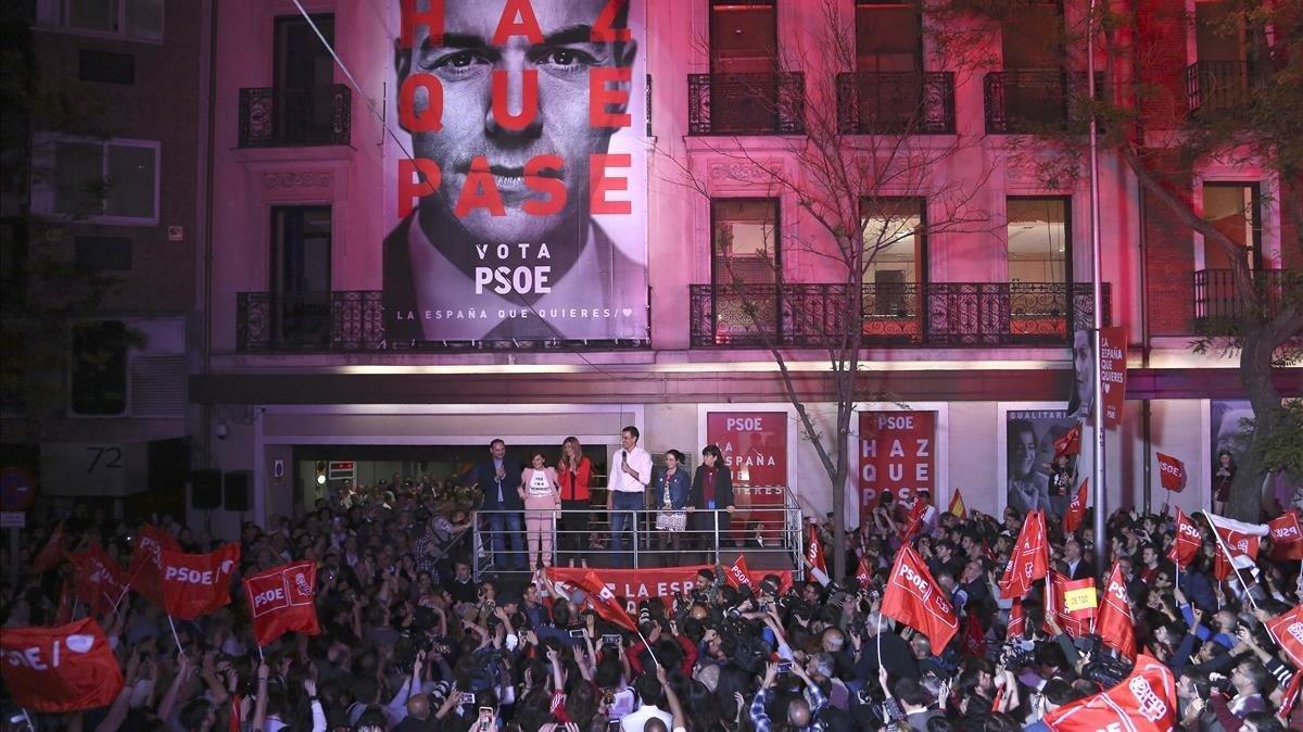 La militancia del PSOE, ante la sede de la madrileña calle Ferraz, la noche electoral del 28 de abril, en la que corearon ante Pedro Sánchez ¡Con Rivera no!.