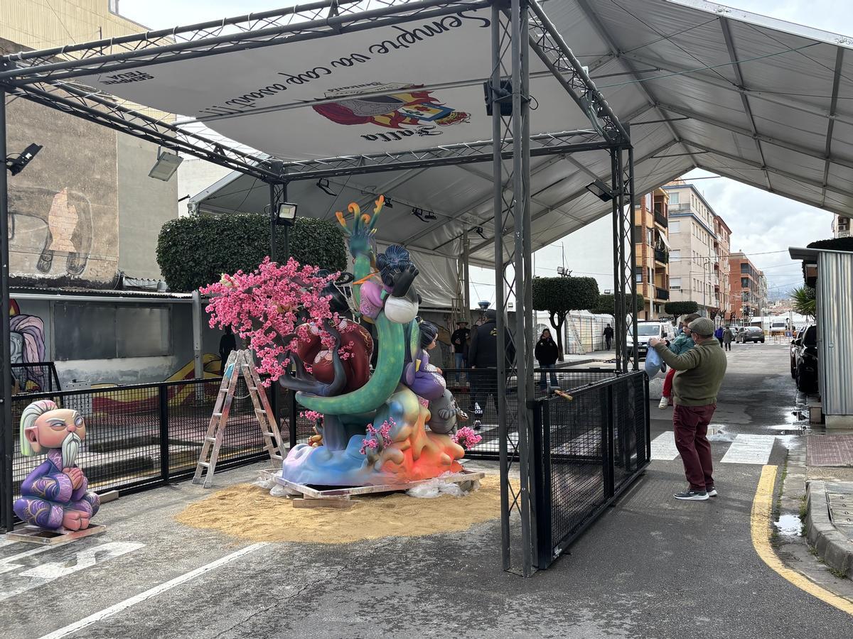 La falla Nou Barri tambien ha plantado su monumento infantil.