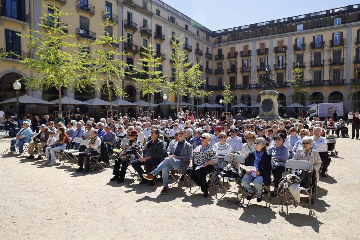 El públic a la plaça de la Independència.