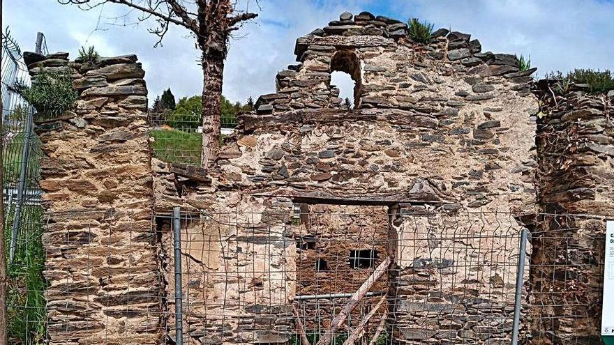 Les restes de la capella de Sant Rafael, al Camí de Sant Jaume de Bolvir