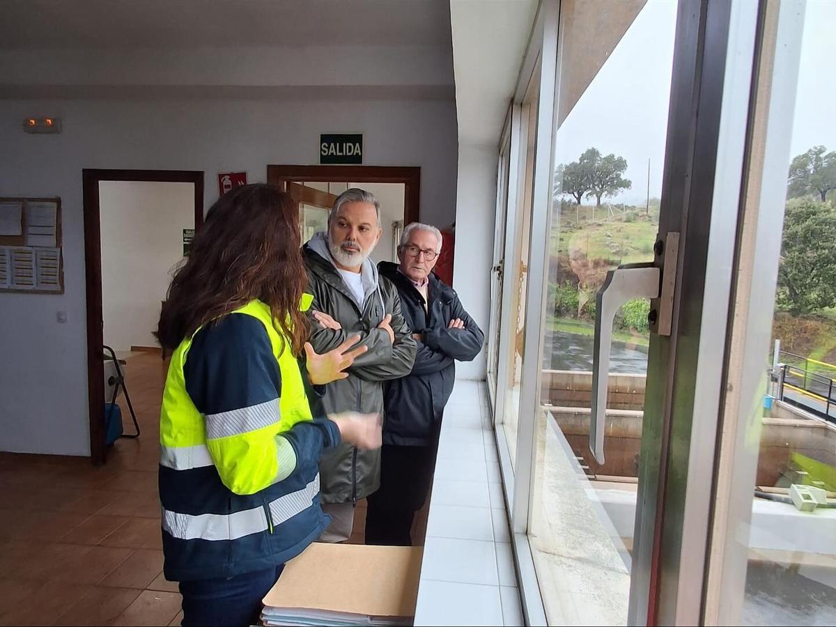El alcalde y el edil José María Nisa, en la ETAP de Plasencia durante la alerta sanitaria.