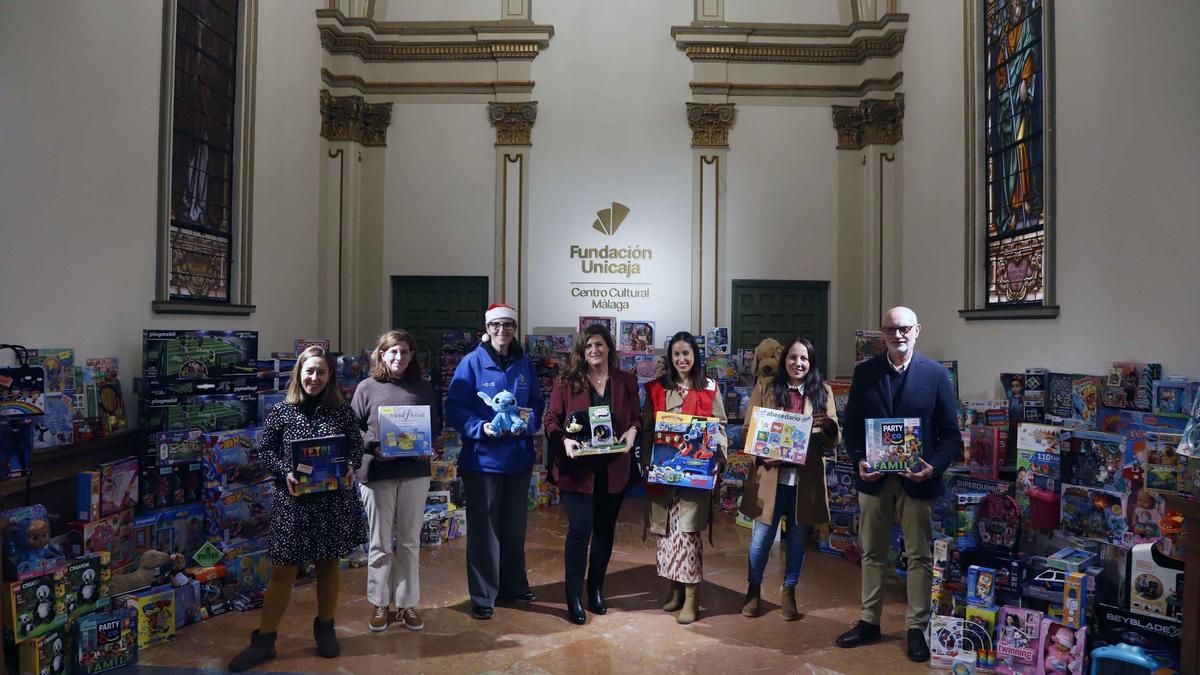 Entrega de la Fundación Unicaja de juguetes a familias vulnerables de Málaga