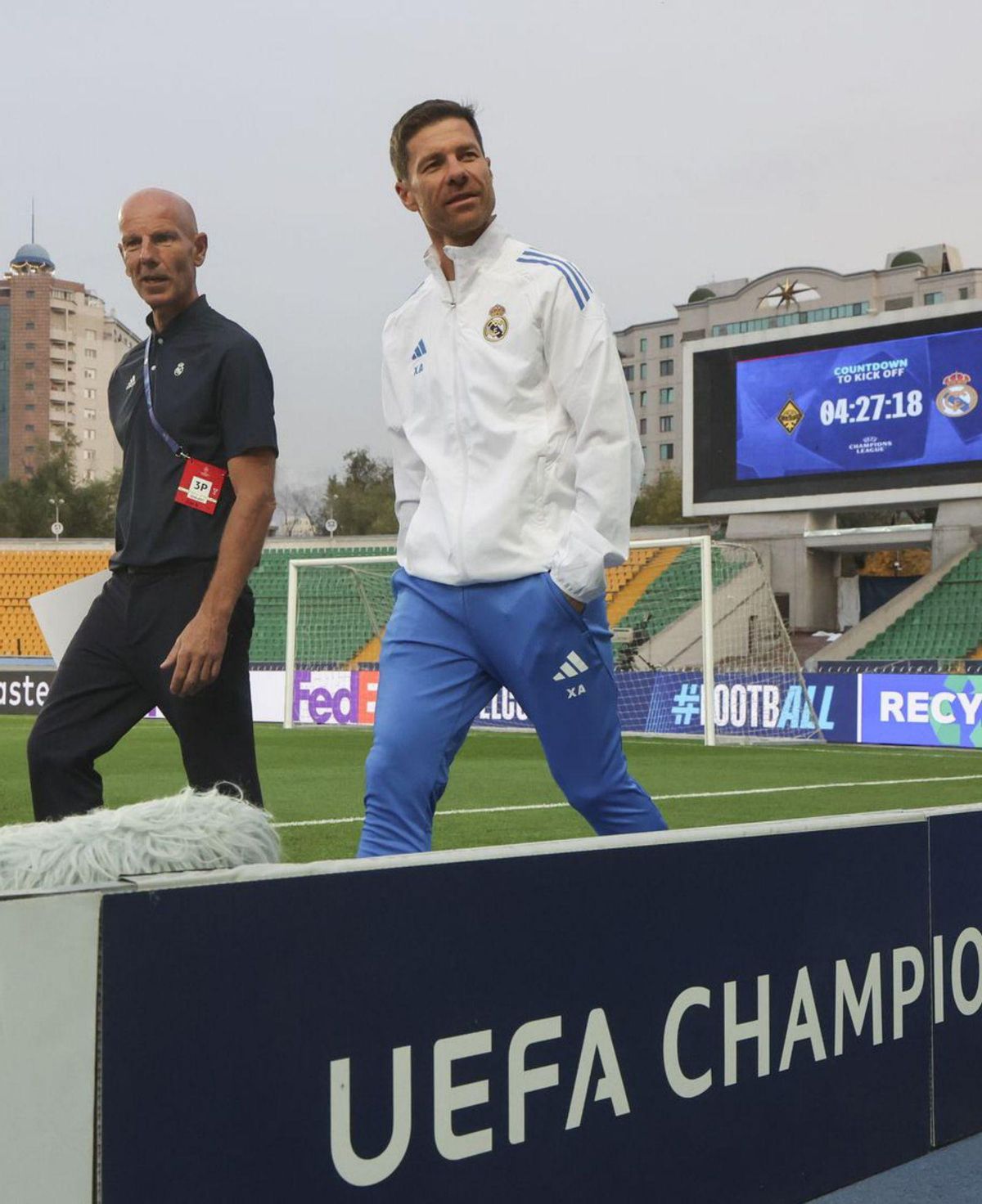 Xabi arriba a Almati qüestionat per part del vestidor