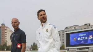 Xabi arriba a Almati qüestionat per part del vestidor