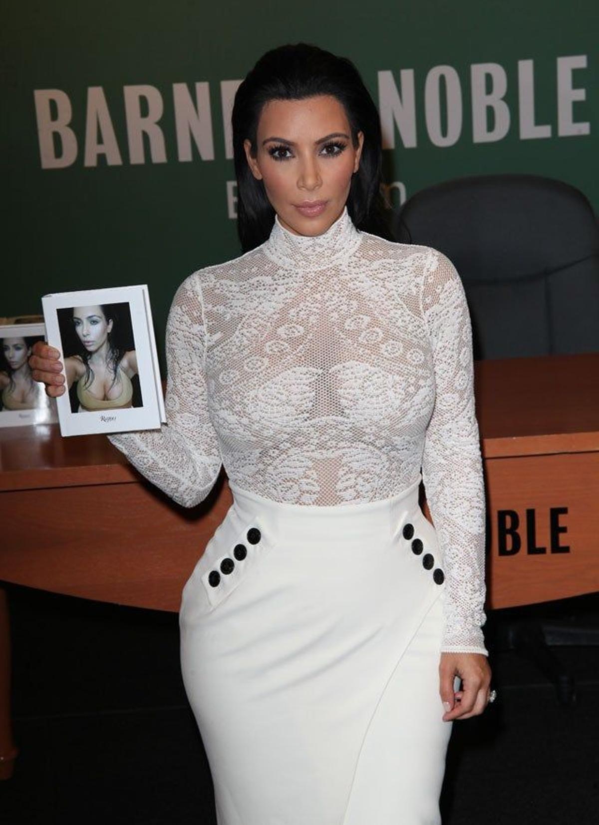 Kim Kardashian, con pelo repeinado hacia atrás