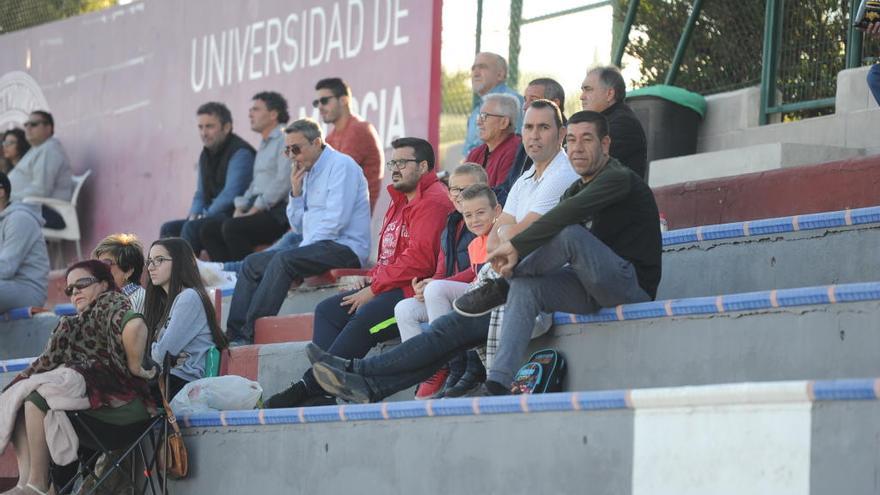 Varios alumnos y aficionados durante un partido en la instalaciones de la UMU.