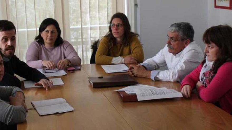 Natividad Álvarez, tercera por la izquierda, junto a miembros de Proyecto Hombre y técnicos, ayer.