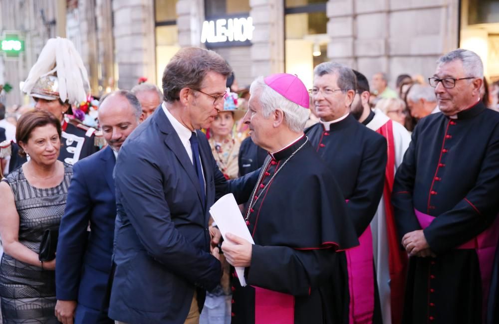 Miles de personas acompañan a la figura del Cristo de la Sal por el centro de la ciudad