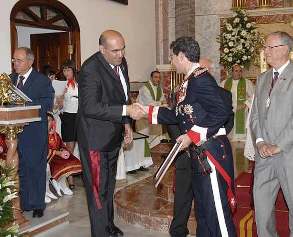Un camino tras los restos de la Cruz
