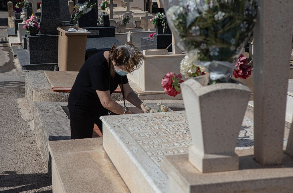 Víspera del día de Todos los Santos en el cementerio de Los Remedios de Cartagena