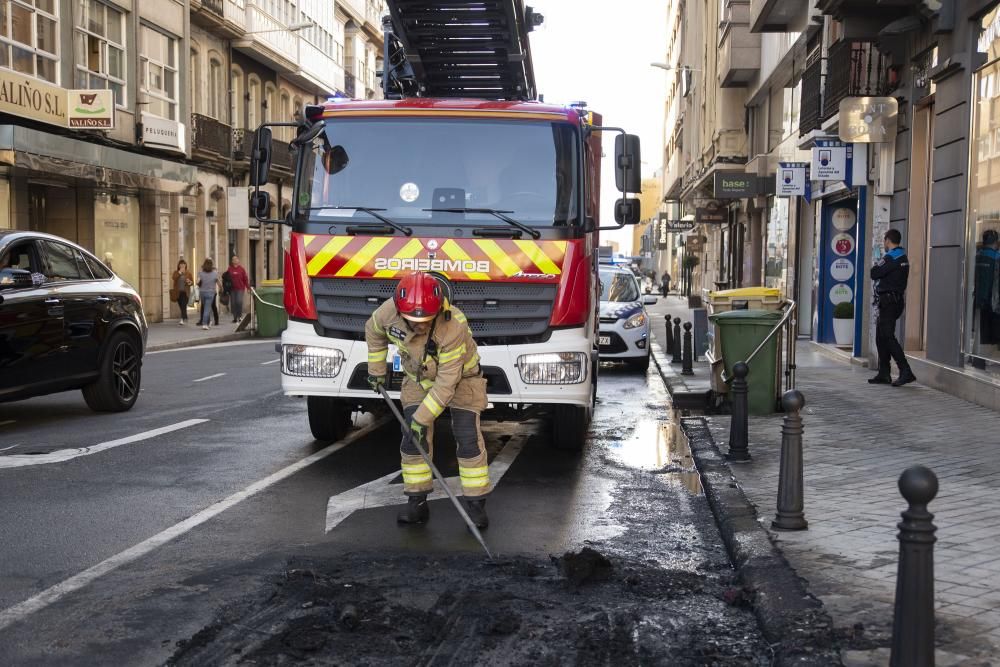 Un coche arde en la plaza de Pontevedra